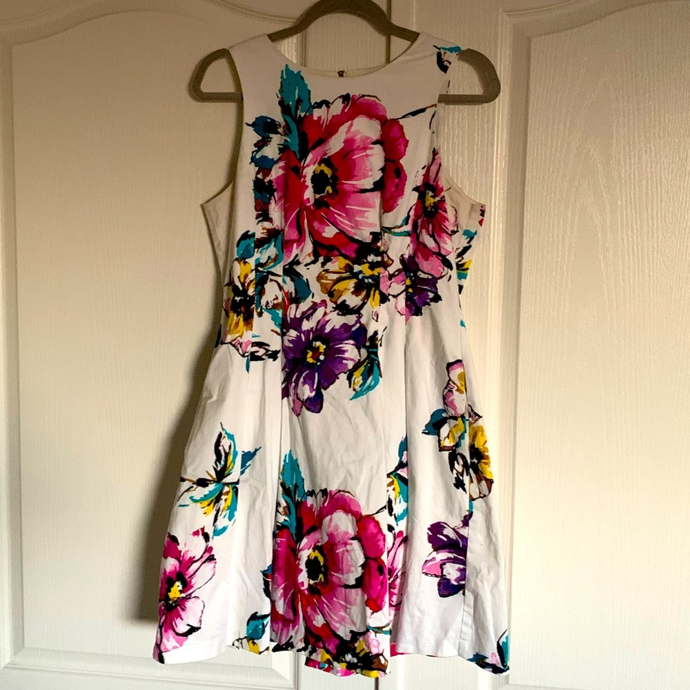 Vince Camuto Floral White Dress WITH POCKETS